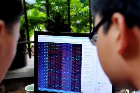 Chứng khoán chịu áp lực chốt lời sớm